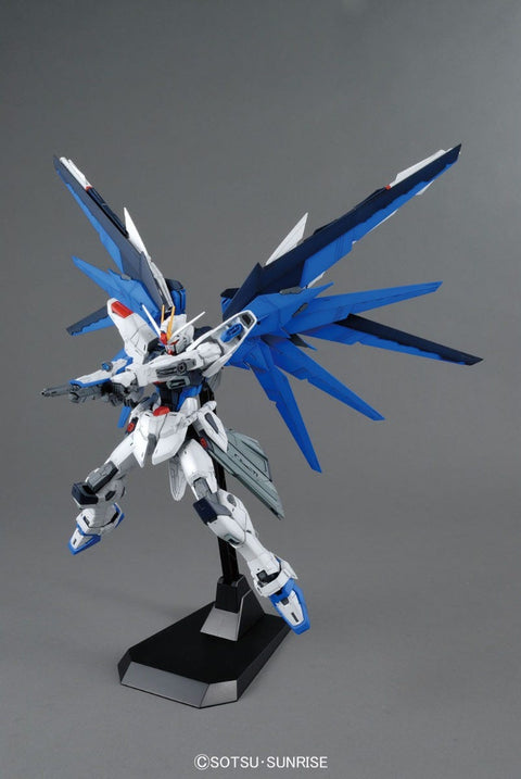 Bandai MG 1/100 Freedom Gundam (Ver 2.0) 'Gundam SEED'