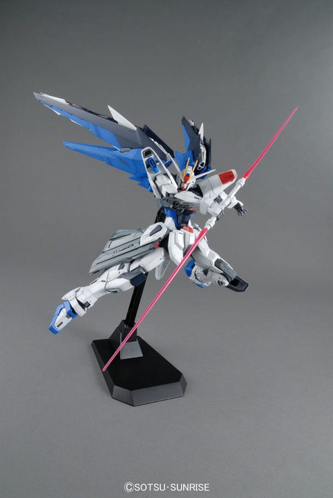 Bandai MG 1/100 Freedom Gundam (Ver 2.0) 'Gundam SEED'